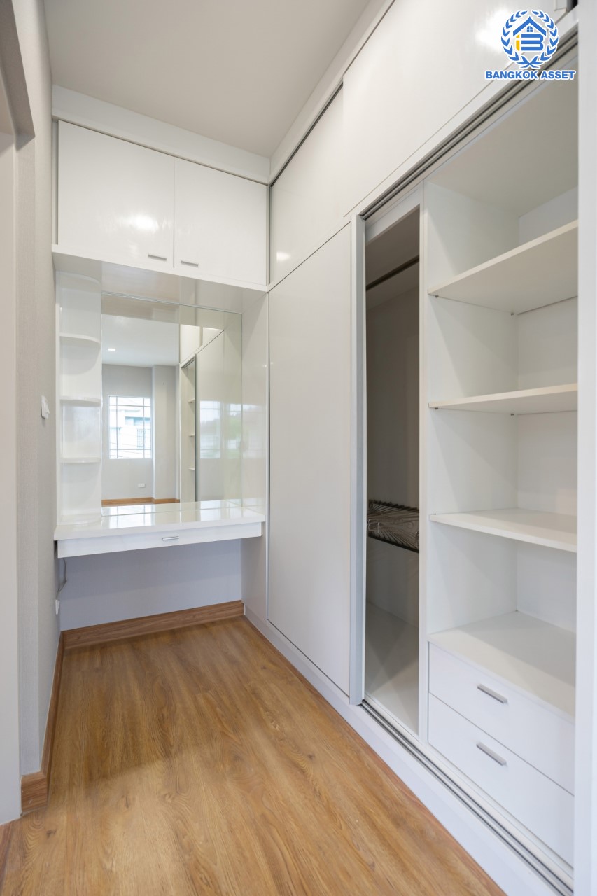 บ้านมือสองตกแต่งใหม่ แบรนด์สุดหรู L&H ม.มัณฑนา แจ้งวัฒนะ-ราชพฤกษ์ เนื้อที่ 55.3 ตร.ว. ฟังก์ชัน 3 ห้องนอน 3 ห้องน้ำ จอดรถได้ 2 คัน บรรยากาศ Private พร้อม Facilities ครบครัน! บนทำเลโซนเมือง เชื่อมต่อทุกการเดินทาง ใกล้เซ็นทรัลแจ้งวัฒนะ, เมืองทองธานี, ทางด่วน และรถไฟฟ้าสายสีม่วง "สถานีบางรักน้อยท่าอิฐ"